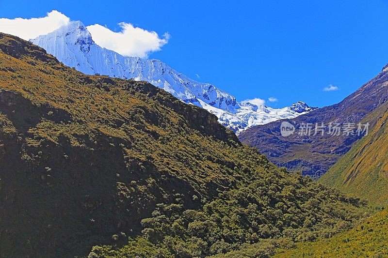 秘鲁秘鲁安第斯山脉的Cordillera和Chacraraju (6108m) -秘鲁的Ancash